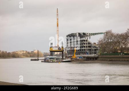 Der neue Riverside-Stand des Fulham Football Club befindet sich am Ufer der Themse im Südwesten Londons, Großbritannien Stockfoto