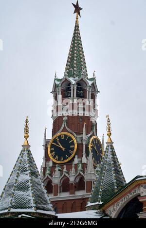 4. Februar 2021, Moskau, Russland: Spasskaya-Turm des Moskauer Kremls bei den Proben vor dem Festival. Jedes Jahr nehmen Militärbands am "Spasskaya-Turm"-Festival Teil. Dies ist eine grandiose "Schlacht" der Orchester der Armeen verschiedener Länder für die Liebe und Begeisterung des Publikums, die sich vor dem Hintergrund der majestätischen Mauern des Kremls entfaltet. Die organische Kombination von militärischer, klassischer, Folk- und Popmusik, Paraden von Militärkapellen und Tanzshows, Demonstrationsaufführungen mit Waffen, Laser- und pyrotechnischen Effekten - all das macht Stockfoto