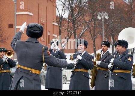 4. Februar 2021, Moskau, Russland: Militärmusiker treten unter der Leitung eines Dirigenten mit den Backsteinmauern des Moskauer Kremls im Hintergrund während der Proben vor dem Festival auf. Jedes Jahr nehmen Militärbands am Festival ''Spasskaya Tower'' Teil. Dies ist eine grandiose "Schlacht" der Orchester der Armeen verschiedener Länder für die Liebe und Begeisterung des Publikums, die sich vor dem Hintergrund der majestätischen Mauern des Kremls entfaltet. Die organische Kombination von Militär, Klassik, Folk und Pop-Musik, Parade Paraden von Militärkapellen und Tanzshows, dämonst Stockfoto