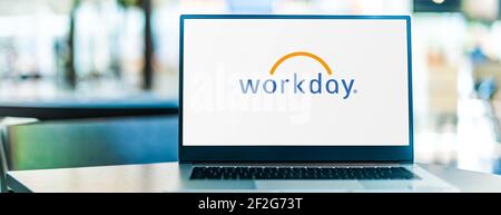 POZNAN, POL - 6. FEB 2021: Laptop-Computer mit Logo von Workday, einem amerikanischen On-Demand (Cloud-basierten) Finanzmanagement- und Humankapitalmana Stockfoto