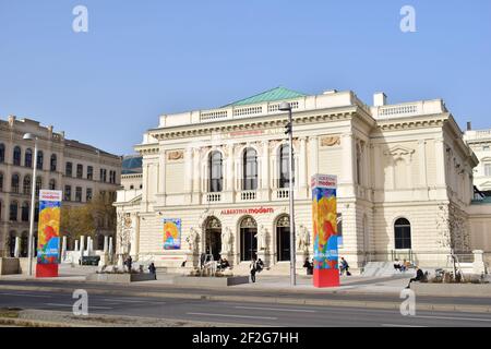 WIEN, ÖSTERREICH - 23. FEBRUAR 2021: Künstlerhaus Wien, ein historisches Ausstellungshaus in Wien. Heute fungiert sie als Albertina Modern Museum. Stockfoto