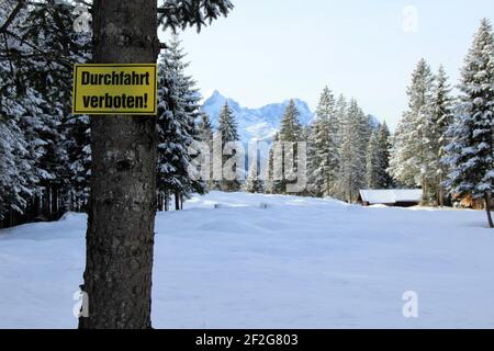 Winterwanderung bei Gerold, bei Klais, Europa, Deutschland, Bayern, Oberbayern, Werdenfels, Winter, Durchfahrt verboten Stockfoto