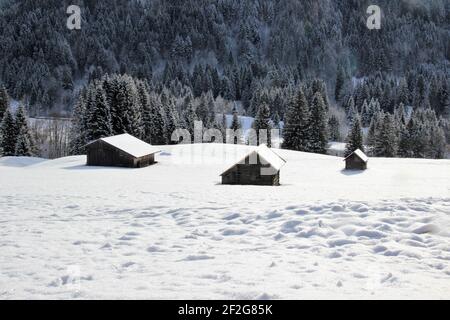 Winterwanderung bei Gerold, bei Klais, Europa, Deutschland, Bayern, Oberbayern, Werdenfels, Winter, verschneite Landschaft Stockfoto