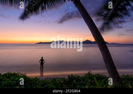 Geographie / Reise, Seychellen, La Digue, Person, die den Sonnenuntergang über der Praslin Insel von La aus betrachtet, Additional-Rights-Clearance-Info-not-available Stockfoto