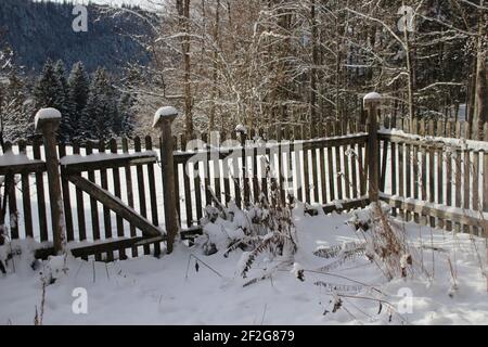 Winterwanderung bei Gerold, bei Klais, Europa, Deutschland, Bayern, Oberbayern, Werdenfels, Winter, Garten am Waldrand Stockfoto