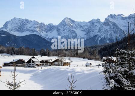 Winterwanderung in Gerold, Weiler bei Klais, Europa, Deutschland, Bayern, Oberbayern, Werdenfels, Winter, Stockfoto