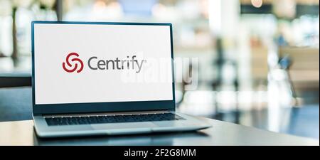 POZNAN, POL - 6. FEB 2021: Laptop-Computer mit Logo von Centrify Stockfoto