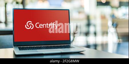 POZNAN, POL - 6. FEB 2021: Laptop-Computer mit Logo von Centrify Stockfoto