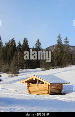 Winterwanderung bei Mittenwald, Elmau, Klais, Europa, Deutschland, Bayern, Oberbayern, Werdenfels, Winter, Heuscheune im blassen Abendlicht, Romantik Stockfoto