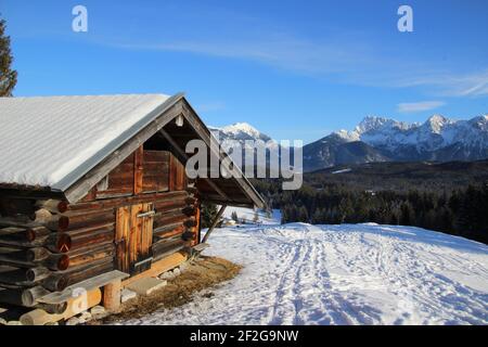 Winterwanderung bei Mittenwald, Elmau, Klais, Europa, Deutschland, Bayern, Oberbayern, Werdenfels, Winter, Heuscheune vor dem Karwendelgebirge Stockfoto