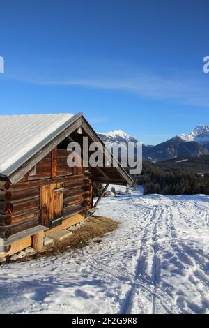 Winterwanderung bei Mittenwald, Elmau, Klais, Europa, Deutschland, Bayern, Oberbayern, Werdenfels, Winter, Heuscheune vor dem Karwendelgebirge Stockfoto