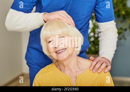 Chiropraktiker massiert den Hals einer älteren Frau in einem Reha-Zentrum Stockfoto