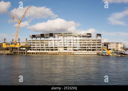 Der neue Riverside-Stand des Fulham Football Club befindet sich am Ufer der Themse im Südwesten Londons, Großbritannien Stockfoto