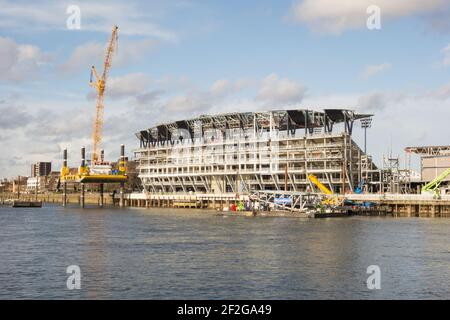 Der neue Riverside-Stand des Fulham Football Club befindet sich am Ufer der Themse im Südwesten Londons, Großbritannien Stockfoto