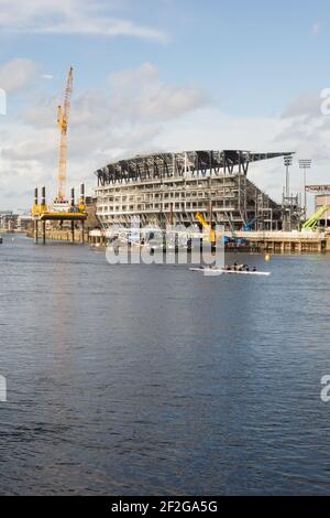 Der neue Riverside-Stand des Fulham Football Club befindet sich am Ufer der Themse im Südwesten Londons, Großbritannien Stockfoto