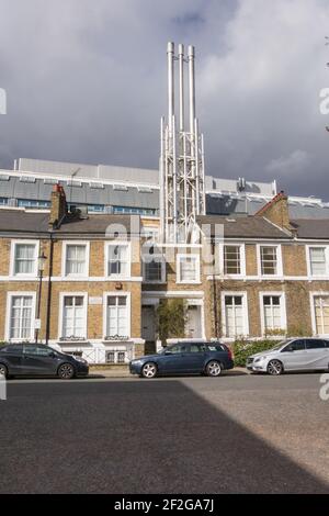 Industrieschornsteine aus Stahl an der Rückseite des Chelsea und Westminster Hospital an der Fulham Road, Chelsea, London, SW10, Großbritannien Stockfoto