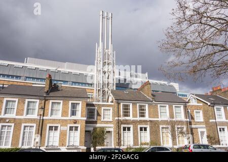 Industrieschornsteine aus Stahl an der Rückseite des Chelsea und Westminster Hospital an der Fulham Road, Chelsea, London, SW10, Großbritannien Stockfoto