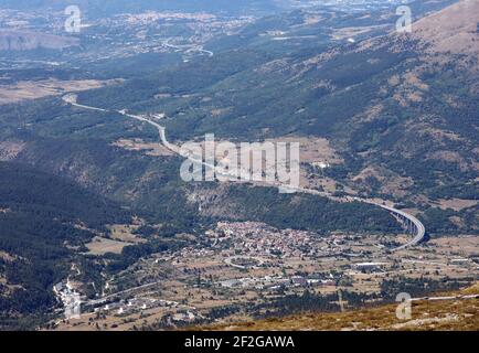 Draufsicht auf die ABRUZZEN Region in Mittelitalien und Die breite Autobahn in der Mitte des Tales Stockfoto