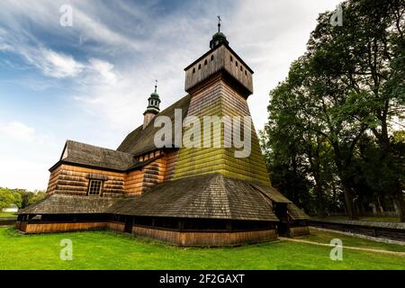 Europa, Polen, Woiwodschaft Podkarpackie, Route der Holzarchitektur, Kirche Mariä Himmelfahrt, Haczow Stockfoto