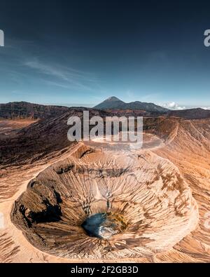 Luftaufnahme des Mount Bromo Krater ist ein aktiver Vulkan im Bromo Tengger Semeru Nationalpark in Ost-Java, Indonesien Stockfoto