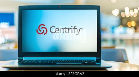 POZNAN, POL - 6. FEB 2021: Laptop-Computer mit Logo von Centrify Stockfoto