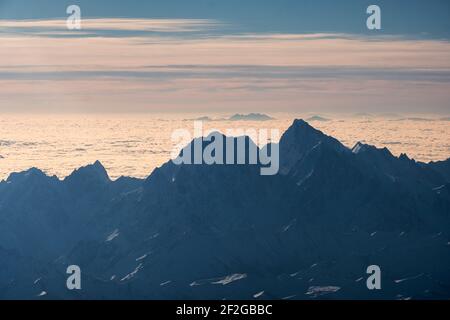 Oberhalb der Bergkette mit Wolken am Morgen In China Stockfoto