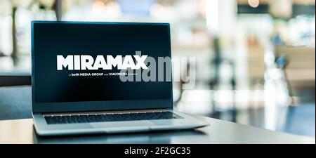POZNAN, POL - 6. FEB 2021: Laptop-Computer mit Logo von Miramax, einem amerikanischen Unterhaltungsunternehmen, das für die Produktion und den Vertrieb von Filmen und Filmen bekannt ist Stockfoto