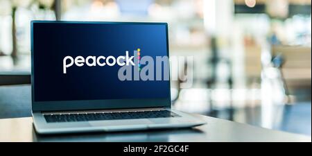 POZNAN, POL - 6. FEB 2021: Laptop-Computer mit Logo von Peacock, einem übertrieben hohen Video-Streaming-Service im Besitz und betrieben von der TV-und Stockfoto