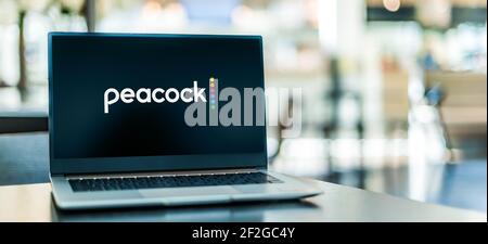 POZNAN, POL - 6. FEB 2021: Laptop-Computer mit Logo von Peacock, einem übertrieben hohen Video-Streaming-Service im Besitz und betrieben von der TV-und Stockfoto