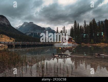 Holzhütte mit Rocky Mountains Reflexion auf Emerald Lake im Yoho Nationalpark, Kanada Stockfoto