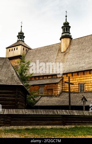 Europa, Polen, Woiwodschaft Podkarpackie, Route der Holzarchitektur, Kirche Mariä Himmelfahrt, Haczow Stockfoto