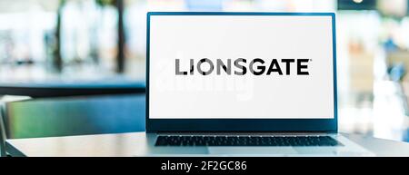 POZNAN, POL - 6. FEB 2021: Laptop-Computer mit Logo von Lionsgate, einem amerikanisch-kanadischen Unterhaltungsunternehmen Stockfoto