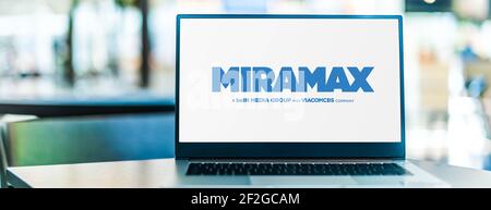 POZNAN, POL - 6. FEB 2021: Laptop-Computer mit Logo von Miramax, einem amerikanischen Unterhaltungsunternehmen, das für die Produktion und den Vertrieb von Filmen und Filmen bekannt ist Stockfoto