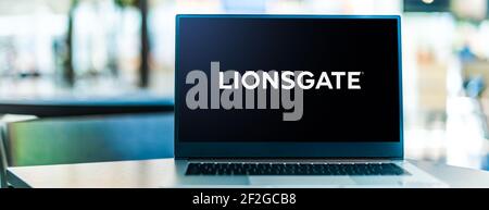 POZNAN, POL - 6. FEB 2021: Laptop-Computer mit Logo von Lionsgate, einem amerikanisch-kanadischen Unterhaltungsunternehmen Stockfoto