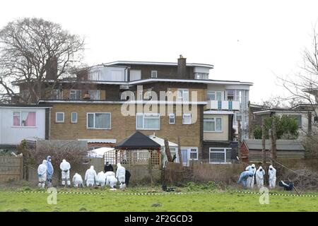 Forensische Offiziere führen eine Suche hinter einem Haus in Freemens Way in Deal, Kent, durch, nachdem menschliche Überreste in einem Waldgebiet in Ashford während der Jagd auf die vermisste Frau Sarah Everard entdeckt wurden. Die Met Police hat am Mittwoch bekannt gegeben, dass ein diplomatischer Schutzbeamter wegen des Verschwindens von Sarah Everard wegen Mordverdachts verhaftet wurde. Bilddatum: Freitag, 12. März 2021. Stockfoto