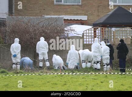 Forensische Offiziere führen eine Suche hinter einem Haus in Freemens Way in Deal, Kent, durch, nachdem menschliche Überreste in einem Waldgebiet in Ashford während der Jagd auf die vermisste Frau Sarah Everard entdeckt wurden. Die Met Police hat am Mittwoch bekannt gegeben, dass ein diplomatischer Schutzbeamter wegen des Verschwindens von Sarah Everard wegen Mordverdachts verhaftet wurde. Bilddatum: Freitag, 12. März 2021. Stockfoto