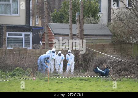 Forensische Offiziere führen eine Suche hinter einem Haus in Freemens Way in Deal, Kent, durch, nachdem menschliche Überreste in einem Waldgebiet in Ashford während der Jagd auf die vermisste Frau Sarah Everard entdeckt wurden. Die Met Police hat am Mittwoch bekannt gegeben, dass ein diplomatischer Schutzbeamter wegen des Verschwindens von Sarah Everard wegen Mordverdachts verhaftet wurde. Bilddatum: Freitag, 12. März 2021. Stockfoto