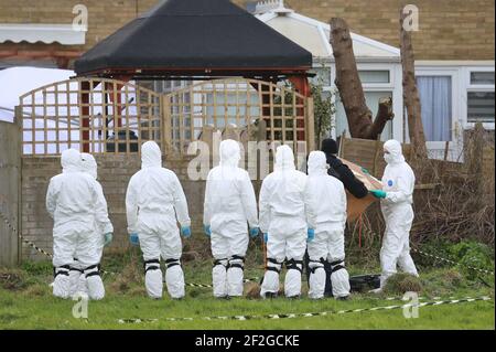 Forensische Offiziere führen eine Suche hinter einem Haus in Freemens Way in Deal, Kent, durch, nachdem menschliche Überreste in einem Waldgebiet in Ashford während der Jagd auf die vermisste Frau Sarah Everard entdeckt wurden. Die Met Police hat am Mittwoch bekannt gegeben, dass ein diplomatischer Schutzbeamter wegen des Verschwindens von Sarah Everard wegen Mordverdachts verhaftet wurde. Bilddatum: Freitag, 12. März 2021. Stockfoto