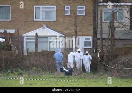 Forensische Offiziere führen eine Suche hinter einem Haus in Freemens Way in Deal, Kent, durch, nachdem menschliche Überreste in einem Waldgebiet in Ashford während der Jagd auf die vermisste Frau Sarah Everard entdeckt wurden. Die Met Police hat am Mittwoch bekannt gegeben, dass ein diplomatischer Schutzbeamter wegen des Verschwindens von Sarah Everard wegen Mordverdachts verhaftet wurde. Bilddatum: Freitag, 12. März 2021. Stockfoto