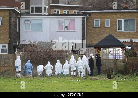 Forensische Offiziere führen eine Suche hinter einem Haus in Freemens Way in Deal, Kent, durch, nachdem menschliche Überreste in einem Waldgebiet in Ashford während der Jagd auf die vermisste Frau Sarah Everard entdeckt wurden. Die Met Police hat am Mittwoch bekannt gegeben, dass ein diplomatischer Schutzbeamter wegen des Verschwindens von Sarah Everard wegen Mordverdachts verhaftet wurde. Bilddatum: Freitag, 12. März 2021. Stockfoto