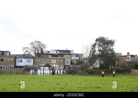 Forensische Offiziere führen eine Suche hinter einem Haus in Freemens Way in Deal, Kent, durch, nachdem menschliche Überreste in einem Waldgebiet in Ashford während der Jagd auf die vermisste Frau Sarah Everard entdeckt wurden. Die Met Police hat am Mittwoch bekannt gegeben, dass ein diplomatischer Schutzbeamter wegen des Verschwindens von Sarah Everard wegen Mordverdachts verhaftet wurde. Bilddatum: Freitag, 12. März 2021. Stockfoto