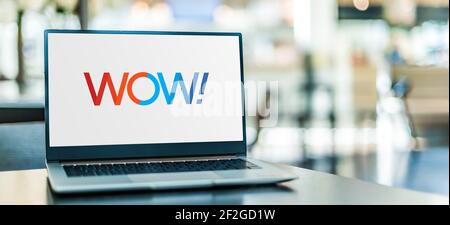 POZNAN, POL - 6. FEB 2021: Laptop-Computer mit Logo von WideOpenWest, dem sechstgrößten Kabelnetzbetreiber in den Vereinigten Staaten Stockfoto
