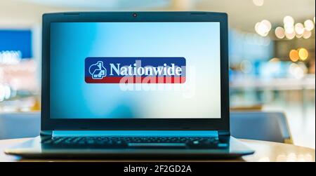 POZNAN, POL - 6. FEB 2021: Laptop-Computer mit Logo der Nationwide Building Society, einer britischen Finanzinstitution auf Gegenseitigkeit Stockfoto