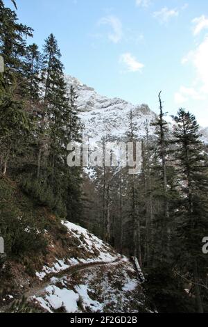 Bergwanderung bei Mittenwald zur Hochlandhütte, Europa, Deutschland, Bayern, Oberbayern, Werdenfels, Winter, Winterwanderung Stockfoto