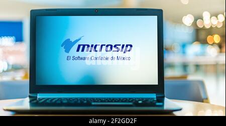 POZNAN, POL - 6. FEB 2021: Laptop-Computer mit Logo von Microsip Stockfoto