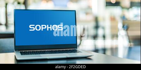 POZNAN, POL - 6. FEB 2021: Laptop-Computer mit Logo der Sophos Group, einem britischen Sicherheits-Software- und Hardware-Unternehmen Stockfoto