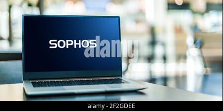 POZNAN, POL - 6. FEB 2021: Laptop-Computer mit Logo der Sophos Group, einem britischen Sicherheits-Software- und Hardware-Unternehmen Stockfoto