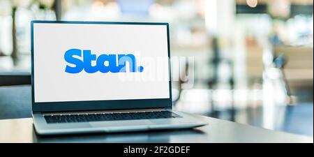 POZNAN, POL - 6. FEB 2021: Laptop-Computer mit Logo von Stan, einem australischen Abo-Video-Streaming-Service Stockfoto