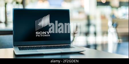 POZNAN, POL - 6. FEBRUAR 2021: Laptop-Computer mit Logo von Sony Pictures, einem amerikanischen Unterhaltungsunternehmen, das produziert, erwirbt und vertreibt Stockfoto