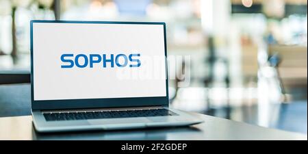POZNAN, POL - 6. FEB 2021: Laptop-Computer mit Logo der Sophos Group, einem britischen Sicherheits-Software- und Hardware-Unternehmen Stockfoto